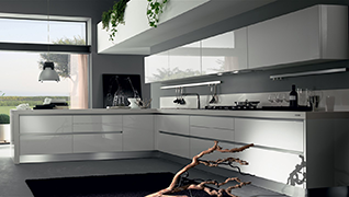Cocina blanca brillante con HPL