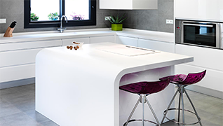 Cocina blanca con HPL antihuella