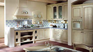 Cocina vintage con puerta provenzal en color crema
