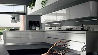 Cocina blanca brillo minimalista con tirador gola