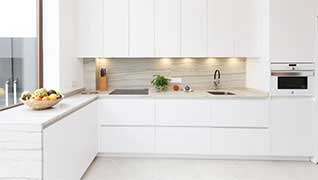 Cocina blanca lacada con tirador